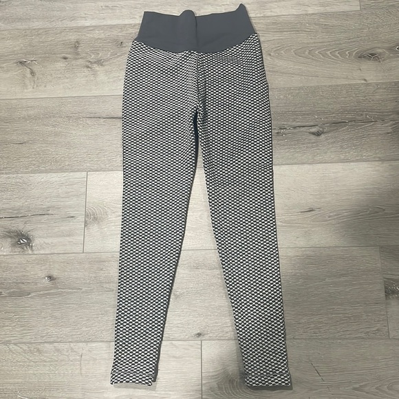KOR Pants - Kor leggings size Medium grey and white color.